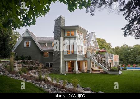 Hinter dem Haus mit Stufen von Deck, die zum Hinterhof führen Stockfoto