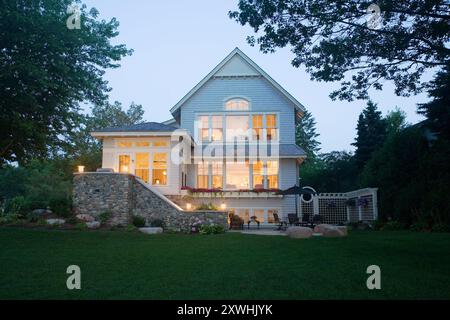 Äußere eines großen Hauses im Cottage-Stil auf einem See Stockfoto