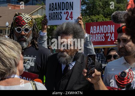 Chiago, USA. August 2024. Cornel West, der als unabhängiger Kandidat für das Amt des Präsidenten kandidiert, trifft am Montag, 19. August 2024, auf dem „Marsch auf den DNC“ in Chicago, IL, ein. Tausende Demonstranten marschierten nahe an die Demokratische Nationalkonvention heran, um Israels Krieg im Gaza-Streifen und die Unterstützung der Vereinigten Staaten für Israel zu verfolgen. Quelle: SIPA USA/Alamy Live News Stockfoto