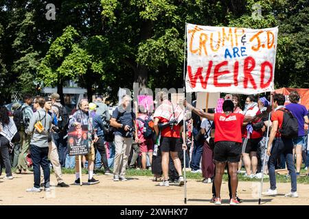 Chiago, USA. August 2024. Ein Demonstrant hält ein Schild, das den ehemaligen Präsidenten Trump und seinen Amtskollegen JD Vance während des „Marsches auf den DNC“ in Chicago, IL am Montag, den 19. August 2024, als „seltsam“ bezeichnet. Tausende Demonstranten marschierten nahe an die Demokratische Nationalkonvention heran, um Israels Krieg im Gaza-Streifen und die Unterstützung der Vereinigten Staaten für Israel zu verfolgen. Quelle: SIPA USA/Alamy Live News Stockfoto