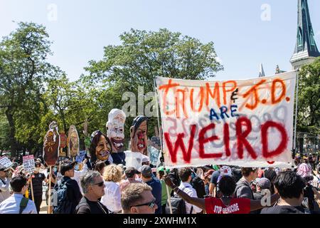 Chiago, USA. August 2024. Ein Demonstrant hält ein Schild mit der Aufschrift „Trump und J.D. sind seltsam“ während des „Marsches auf den DNC“ in Chicago, IL am Montag, den 19. August 2024. Tausende Demonstranten marschierten nahe an die Demokratische Nationalkonvention heran, um Israels Krieg im Gaza-Streifen und die Unterstützung der Vereinigten Staaten für Israel zu verfolgen. Quelle: SIPA USA/Alamy Live News Stockfoto