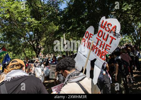 Chiago, USA. August 2024. Demonstranten tragen Schilder während des „Marsches auf dem DNC“ in Chicago, IL am Montag, 19. August 2024. Tausende Demonstranten marschierten nahe an die Demokratische Nationalkonvention heran, um Israels Krieg im Gaza-Streifen und die Unterstützung der Vereinigten Staaten für Israel zu verfolgen. Quelle: SIPA USA/Alamy Live News Stockfoto