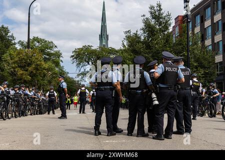 Chiago, USA. August 2024. Polizeibeamte von Chicago benutzen ihre Fahrräder, um den „Marsch auf dem DNC“ in Chicago, IL, am Montag, den 19. August 2024 zu leiten. Tausende Demonstranten marschierten nahe an die Demokratische Nationalkonvention heran, um Israels Krieg im Gaza-Streifen und die Unterstützung der Vereinigten Staaten für Israel zu verfolgen. Quelle: SIPA USA/Alamy Live News Stockfoto