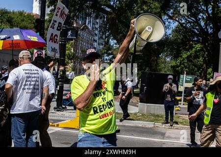 Chiago, USA. August 2024. Während des „Marsches auf den DNC“ in Chicago, IL, am Montag, 19. August 2024, werden Aktivisten von einem Gegenprotestierenden gequält. Tausende Demonstranten marschierten nahe an die Demokratische Nationalkonvention heran, um Israels Krieg im Gaza-Streifen und die Unterstützung der Vereinigten Staaten für Israel zu verfolgen. Quelle: SIPA USA/Alamy Live News Stockfoto