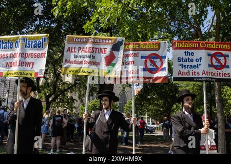 Chiago, USA. August 2024. Orthodoxe Juden protestieren gegen Israel während des „Marsches auf den DNC“ in Chicago, IL am Montag, 19. August 2024. Tausende Demonstranten marschierten nahe an die Demokratische Nationalkonvention heran, um Israels Krieg im Gaza-Streifen und die Unterstützung der Vereinigten Staaten für Israel zu verfolgen. Quelle: SIPA USA/Alamy Live News Stockfoto