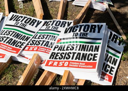 Chiago, USA. August 2024. Die Schilder sind bereit, von den Teilnehmern am „Marsch auf dem DNC“ in Chicago, IL, am Montag, 19. August 2024 getragen zu werden. Tausende Demonstranten marschierten nahe an die Demokratische Nationalkonvention heran, um Israels Krieg im Gaza-Streifen und die Unterstützung der Vereinigten Staaten für Israel zu verfolgen. Quelle: SIPA USA/Alamy Live News Stockfoto