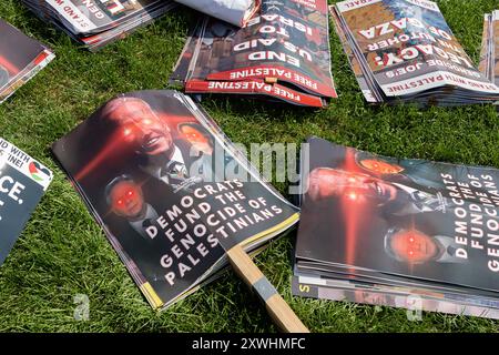 Chiago, USA. August 2024. Mehrere Banner und Schilder, die von Demonstranten während des „Marsches auf dem DNC“ in Chicago, IL, am Montag, 19. August 2024 verwendet wurden. Tausende Demonstranten marschierten nahe an die Demokratische Nationalkonvention heran, um Israels Krieg im Gaza-Streifen und die Unterstützung der Vereinigten Staaten für Israel zu verfolgen. Quelle: SIPA USA/Alamy Live News Stockfoto