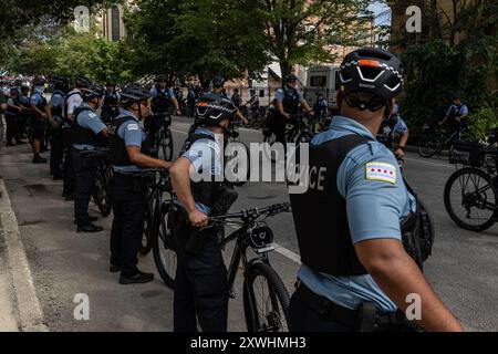 Chiago, USA. August 2024. Polizeibeamte von Chicago benutzen ihre Fahrräder, um den „Marsch auf dem DNC“ in Chicago, IL, am Montag, den 19. August 2024 zu leiten. Tausende Demonstranten marschierten nahe an die Demokratische Nationalkonvention heran, um Israels Krieg im Gaza-Streifen und die Unterstützung der Vereinigten Staaten für Israel zu verfolgen. Quelle: SIPA USA/Alamy Live News Stockfoto