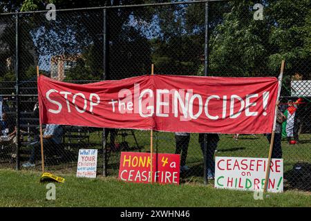 Chiago, USA. August 2024. Mehrere Banner und Schilder, die von Demonstranten während des „Marsches auf dem DNC“ in Chicago, IL, am Montag, 19. August 2024 verwendet wurden. Tausende Demonstranten marschierten nahe an die Demokratische Nationalkonvention heran, um Israels Krieg im Gaza-Streifen und die Unterstützung der Vereinigten Staaten für Israel zu verfolgen. Quelle: SIPA USA/Alamy Live News Stockfoto