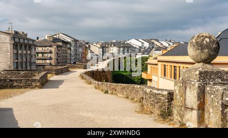 Panoramablick auf den sandigen Pfad, der entlang der römischen Mauer verläuft, die die Stadt Lugo, Spanien, umgibt. Stockfoto