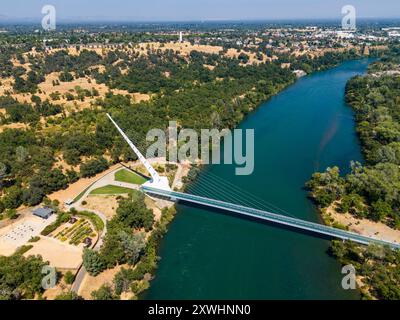 Redding, Kalifornien, USA. Juli 2024. Die Sundial Bridge in Redding, Kalifornien, USA, ist eine freitragende, an Kabeln befestigte Brücke für Fahrräder und Fußgänger, die den Sacramento River überspannt und eine große Sonnenuhr bildet. Es wurde von Santiago Calatrava entworfen und 2004 für 23,5 Millionen US-Dollar fertiggestellt. Die Brücke ist für Redding zu einem Wahrzeichen geworden. (Kreditbild: © Marty Bicek/ZUMA Press Wire) NUR REDAKTIONELLE VERWENDUNG! Nicht für kommerzielle ZWECKE! Stockfoto