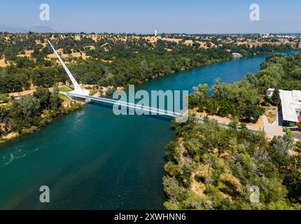 Redding, Kalifornien, USA. Juli 2024. Die Sundial Bridge in Redding, Kalifornien, USA, ist eine freitragende, an Kabeln befestigte Brücke für Fahrräder und Fußgänger, die den Sacramento River überspannt und eine große Sonnenuhr bildet. Es wurde von Santiago Calatrava entworfen und 2004 für 23,5 Millionen US-Dollar fertiggestellt. Die Brücke ist für Redding zu einem Wahrzeichen geworden. (Kreditbild: © Marty Bicek/ZUMA Press Wire) NUR REDAKTIONELLE VERWENDUNG! Nicht für kommerzielle ZWECKE! Stockfoto