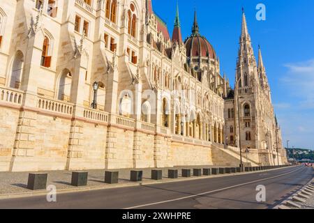 Straßenblick auf das ungarische Parlamentsgebäude mit seiner Pracht. Stockfoto