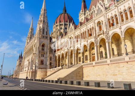 Budapest, Ungarn - 7. Juli 2024: Ungarisches Parlamentsgebäude mit atemberaubender Architektur vor einem klaren blauen Himmel. Ideal für Reisen und Archit Stockfoto