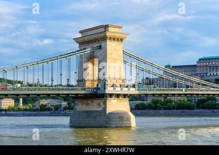 Budapest, Ungarn - 7. Juli 2024: Nahaufnahme der Säule der Kettenbrücke mit sichtbarem Budaer Schloss im Hintergrund. Stockfoto