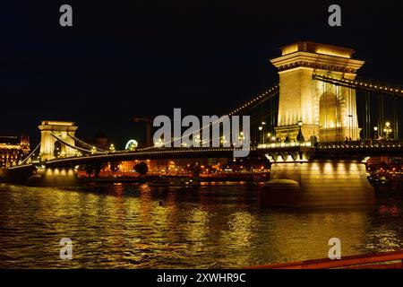 Budapest, Ungarn - 7. Juli 2024: Kettenbrücke in Budapest bei Nacht, mit atemberaubender Beleuchtung. Stockfoto