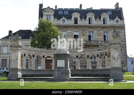 Statue von Jehan Froissart, poète et chroniqueur Francais 1337-1405. Stockfoto