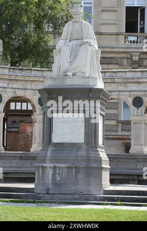 Statue von Jehan Froissart, poète et chroniqueur Francais 1337-1405. Stockfoto