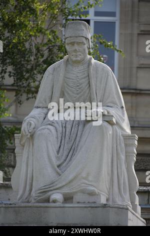 Statue von Jehan Froissart, poète et chroniqueur Francais 1337-1405. Stockfoto