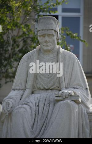 Statue von Jehan Froissart, poète et chroniqueur Francais 1337-1405. Stockfoto