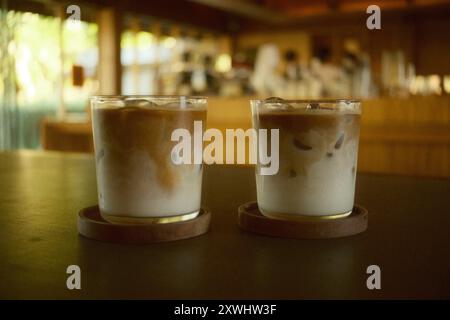 Ein Glas Eiskaffee Latte in einem Café im japanischen Stil Stockfoto