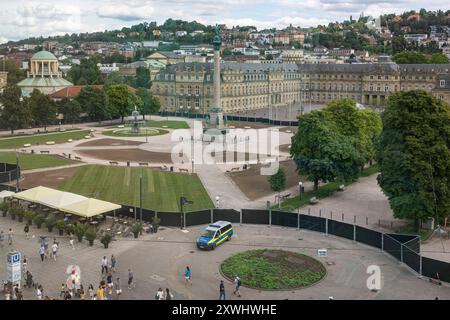 Gesperrt bis Ende September: Der Schlossplatz in Stuttgart ist für die Öffentlichkeit nicht zugänglich. Grund sind Sanierungsarbeiten sind Nachwirkungen der Konzertveranstaltung JazzOpen und dem Public Viewing während der Fußball-EM. // 17.08.2024: Stuttgart, Baden-Württemberg, Deutschland *** bis Ende September geschlossen Schlossplatz in Stuttgart ist nicht für die Öffentlichkeit zugänglich Dies ist auf Renovierungsarbeiten im Anschluss an die JazzOpen-Konzertveranstaltung und die öffentliche Besichtigung während der Fußball-Europameisterschaft 17 08 2024 Stuttgart, Baden-Württemberg, Deutschland zurückzuführen Stockfoto