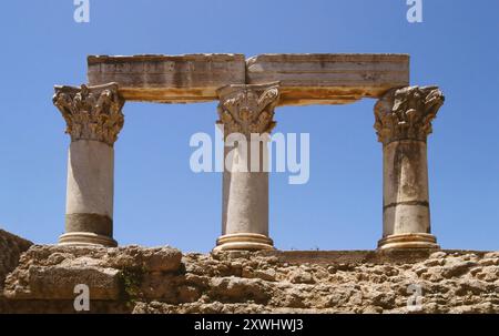 Ruinen des antiken Korinth auf dem Peloponnes, Griechenland. Archäologischer Hintergrund, Tempel des Apollo Stockfoto