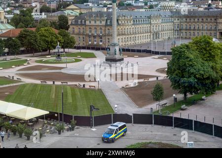 Gesperrt bis Ende September: Der Schlossplatz in Stuttgart ist für die Öffentlichkeit nicht zugänglich. Grund sind Sanierungsarbeiten sind Nachwirkungen der Konzertveranstaltung JazzOpen und dem Public Viewing während der Fußball-EM. // 17.08.2024: Stuttgart, Baden-Württemberg, Deutschland *** bis Ende September geschlossen Schlossplatz in Stuttgart ist nicht für die Öffentlichkeit zugänglich Dies ist auf Renovierungsarbeiten im Anschluss an die JazzOpen-Konzertveranstaltung und die öffentliche Besichtigung während der Fußball-Europameisterschaft 17 08 2024 Stuttgart, Baden-Württemberg, Deutschland zurückzuführen Stockfoto