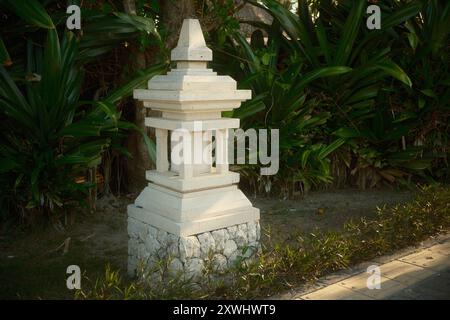 Traditionelle Gartenlaterne aus geschnitztem Naturstein Stockfoto