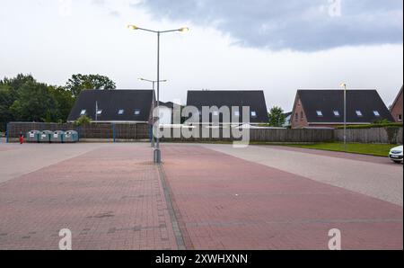 Hamburg, Deutschland. August 2024. Blick am frühen Abend auf einen leeren Supermarkt-Parkplatz in einer Wohngegend. Quelle: Markus Scholz/dpa/Alamy Live News Stockfoto