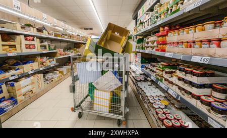 Hamburg, Deutschland. August 2024. Leere Kartons liegen in einem Gitterrollenbehälter in einem Supermarkt. Quelle: Markus Scholz/dpa/Alamy Live News Stockfoto