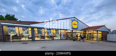 Hamburg, Deutschland. August 2024. Blick auf den Eingangsbereich eines LIDL Supermarktes am frühen Abend. Quelle: Markus Scholz/dpa/Alamy Live News Stockfoto