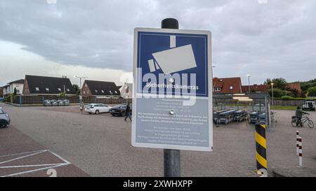 Hamburg, Deutschland. August 2024. Ein Schild weist darauf hin, dass ein Supermarkt-Parkplatz videoüberwacht wird. Quelle: Markus Scholz/dpa/Alamy Live News Stockfoto