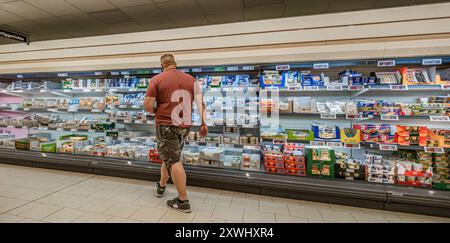 Hamburg, Deutschland. August 2024. Ein Kunde kauft in einem Supermarkt ein. Quelle: Markus Scholz/dpa/Alamy Live News Stockfoto