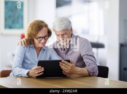 Symbolfoto. Eine Frau und ein Mann sitzt zusammen an einem Tisch mit einem Tablet und unterhält sich. Berlin, 13.08.2024. Berlin Deutschland *** Sy Stockfoto