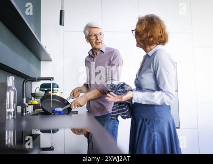 Symbolfoto. Ein aelteres Paar steht in der Kueche und waescht zusammen ab. Berlin, 13.08.2024. Berlin Deutschland *** Symbolfoto eines älteren Ehepaares Stockfoto