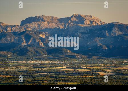 Puig Major, der höchste Gipfel der Serra de Tramuntana auf Mallorca, gesehen von Puig de Randa (Mallorca, Balearen, Spanien) Stockfoto