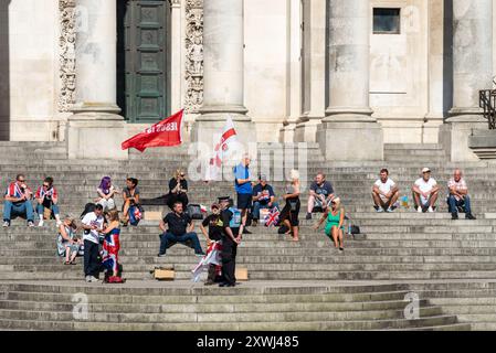 Demonstranten auf den Stufen von Portsmouth's Guildhall während einer Anti-Einwanderungs-Demonstration. August 2024. Stockfoto