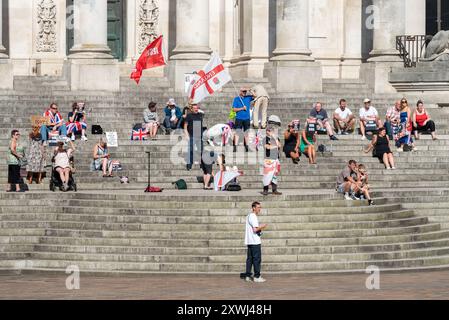 Demonstranten auf den Stufen von Portsmouth's Guildhall während einer Anti-Einwanderungs-Demonstration. August 2024. Stockfoto