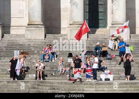 Demonstranten auf den Stufen von Portsmouth's Guildhall während einer Anti-Einwanderungs-Demonstration. August 2024. Stockfoto