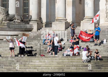 Demonstranten auf den Stufen von Portsmouth's Guildhall während einer Anti-Einwanderungs-Demonstration. August 2024. Stockfoto