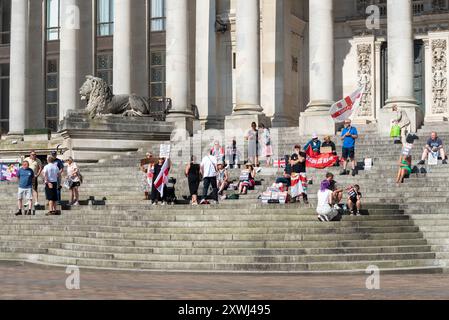 Demonstranten auf den Stufen von Portsmouth's Guildhall während einer Anti-Einwanderungs-Demonstration. August 2024. Stockfoto