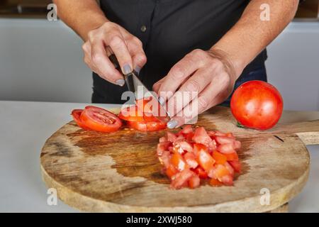 Frische Tomaten auf Holzbrett schneiden Stockfoto