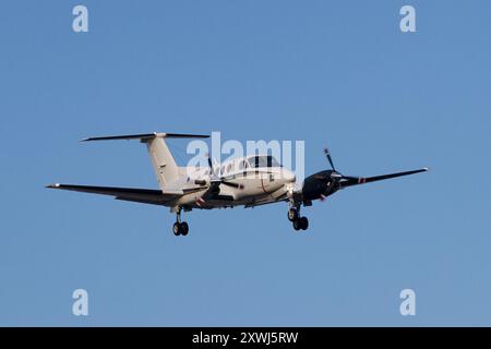 Ein Hawker Beechcraft UC12F Huron fliegt in der Nähe der Naval Air Facility, Atsugi Flugplatz Yamato, Kanagawa, Japan. Mittwoch, 12. Februar 2020 Stockfoto