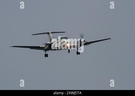 Ein Flugzeug der United States Navy (USN) Hawker Beechcraft UC12F Huron, das in der Nähe der NAF Atsugi flog. Kanagawa, Japan. Mittwoch, 31. Juli 2024 Stockfoto