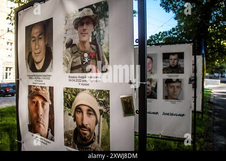 Lemberg, Ukraine, 18. August 2024 Porträt von Soldaten, die während des Krieges gegen Russland bei der Verteidigung der Ukraine starben, im Stadtzentrum ausgestellt. Die Stadt Stockfoto