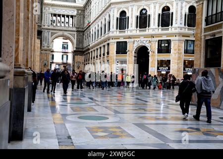 Die Galerie Umberto 1 ist eine Einkaufspassage mit großem Design in Neapel Italien Stockfoto