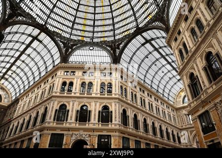 Die Galerie Umberto 1 ist eine Einkaufspassage mit großem Design in Neapel Italien Stockfoto