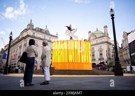 Der Start der neuen öffentlichen Kunstinstallation der Künstlerin Yinka Ilori im Piccadilly Circus in London. Das Kunstwerk enthält neue Skulpturen, die Pegasus aus der griechischen Mythologie darstellen und dem Shaftesbury Memorial Fountain im Piccadilly Circus, London, hinzugefügt werden. Bilddatum: Dienstag, 20. August 2024. Stockfoto