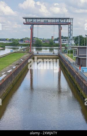 Blick über die Schleuse bei Dendermonde mit im Vordergrund der Fluss Dender und im Hintergrund die Schelde Stockfoto